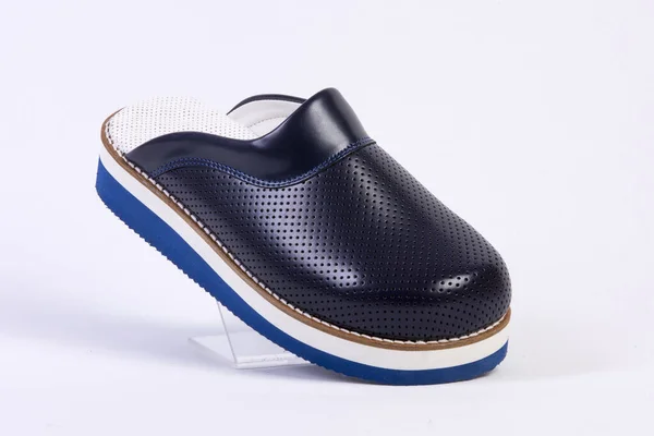 Kadın ortopedik hemşire ayakkabıları, beyaz arka planda izole edilmiş.