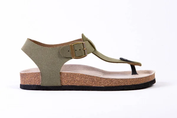 Kadınlar için ortopedik deri terlikler, terlik ayakkabılar, beyaz arka planda izole edilmiş.