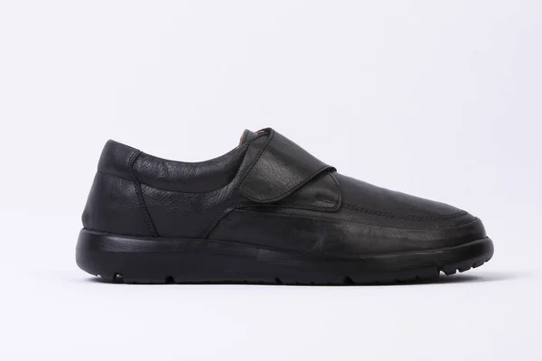 Erkeklerin ortopedik deri ayakkabıları beyaz arka planda izole edilmiş..