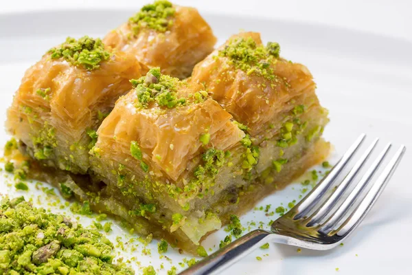 Şam fıstıklı tatlı sunumu, Gaziantep baklava ve şam fıstığı.,