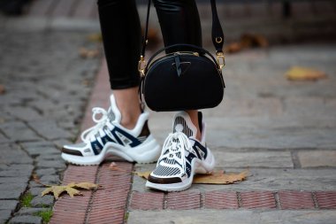 Kadın model ayakkabı ve çantalar.