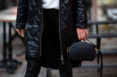 Kadın model ayakkabı ve çantalar.