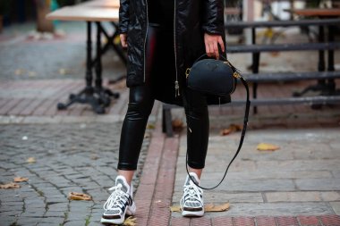 Kadın model ayakkabı ve çantalar.