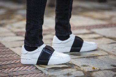 Erkek model ayakkabı çekimi, ayakkabıları çekilmiş.