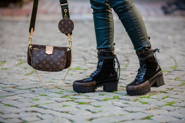 Vrouwelijk Model Outfit Leren Tas — Stockfoto