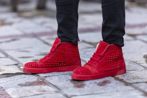 Erkek model ayakkabı çekimi, ayakkabıları çekilmiş.