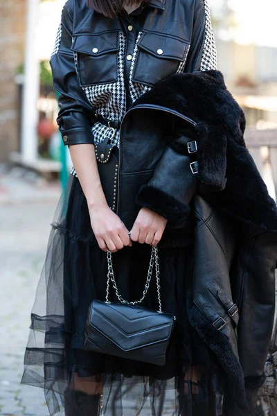 服装や革のバッグの女性モデル — ストック写真
