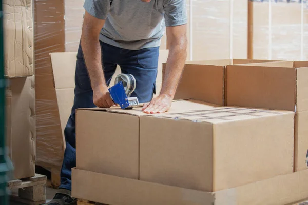 Depoda yapıştırıcı bantlı bir adam var.