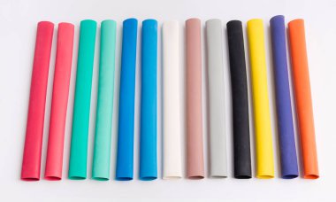 Bilardo malzemesi. El kaymasını önlemek için çok renkli lastikler.