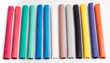 Bilardo malzemesi. El kaymasını önlemek için çok renkli lastikler.