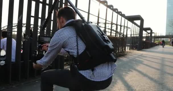 촬영 과 영화 제작. 젊은 영화제 작자 가 무대 뒤에서 스케이트를 타다. — 비디오
