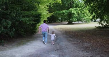 Aile kavramı. Genç Anne ve çocuk kızı tutan eller ve yürüyüş