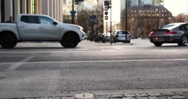 Akşam ışığı Frankfurt şehir körfezi trafik sokakları yürüyen insanlar