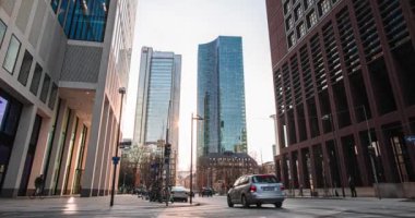 Trafik ve yayaların şehir merkezindeki işlek kavşaktan geçişlerinin zamanaşımı görüntüsü