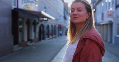 Genç kadın yaşlı Alman şehrine bakıyor.