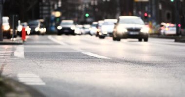 Akşam ışığı Frankfurt şehir körfezi trafik sokakları yürüyen insanlar