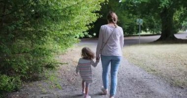 Aile kavramı. Genç Anne ve çocuk kızı tutan eller ve yürüyüş