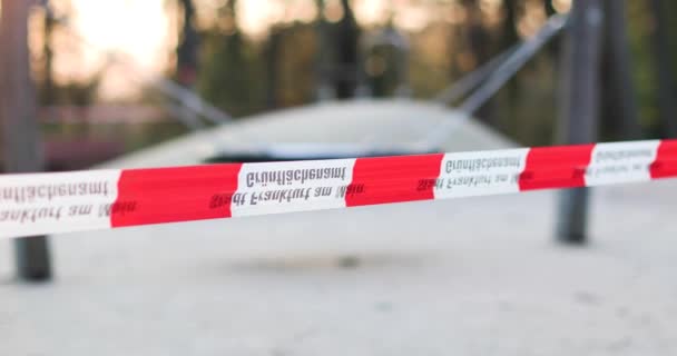 Rutsche auf Spielplatz abgesperrt Covid-19 Corona Virus Frankfurt Deutschland — Stockvideo