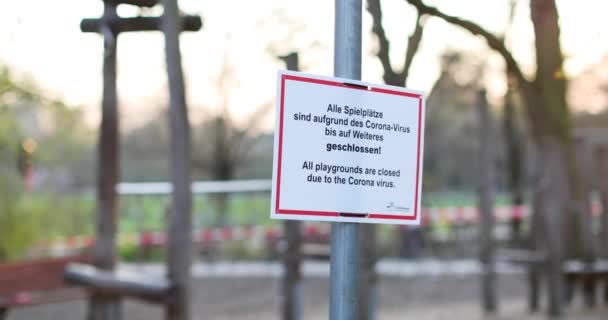 Schuif in speeltuin afgesloten Covid-19 Corona Virus Frankfurt Duitsland — Stockvideo