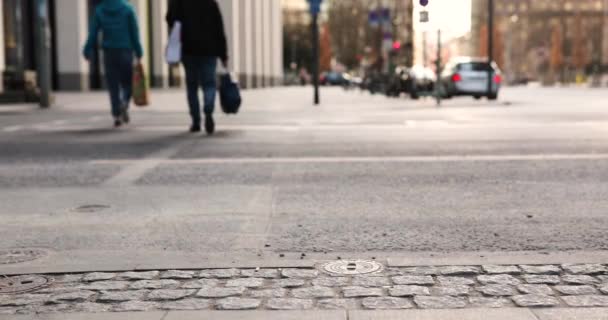 Niemiecka ulica Frankfurt nad Menem Skupiona na asfalcie Bogate miasto Europa — Wideo stockowe