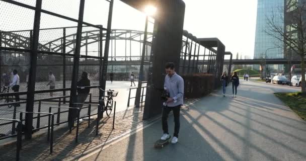 Filmen en filmen. Jonge filmmaker skate backstage. — Stockvideo