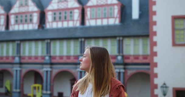 Jeune femme faire selfie et sourire dans la vieille ville allemande — Video