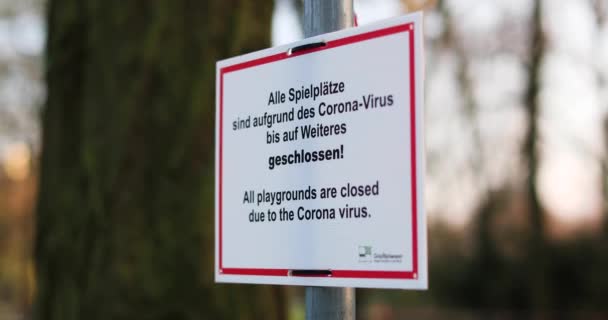 Rutsche auf Spielplatz abgesperrt Covid-19 Corona Virus Frankfurt Deutschland — Stockvideo