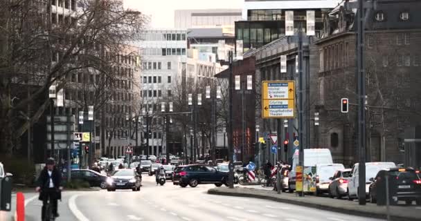 Frankfurt stad. Rush Hour. Bilar som kör i centrum. — Stockvideo