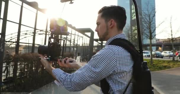 Filmagens e filmagens. Jovem cineasta Skate bastidores . — Vídeo de Stock