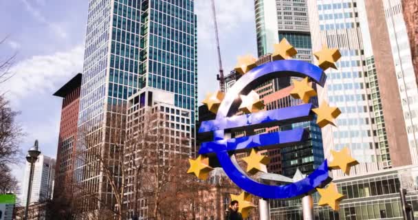 Euro Monument tijd vervallen uitzicht drukke kruising centrum Frankfurt ezb — Stockvideo