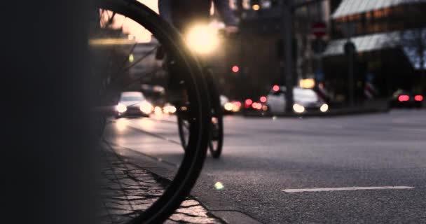Avond licht Frankfurt stad baai verkeer straat mensen lopen voeten — Stockvideo