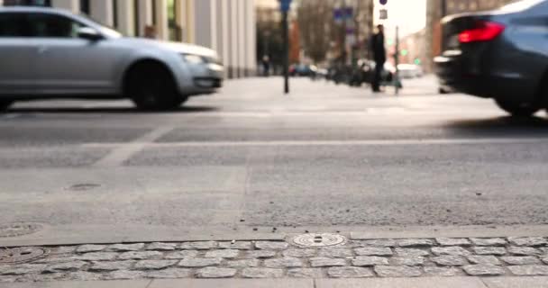 Calle alemana Ciudad de Frankfurt Enfocada en el asfalto Ciudad rica Europa — Vídeos de Stock