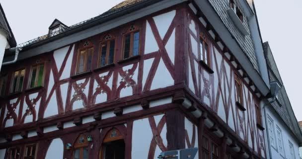 Antigua casa de madera alemana y ventanas. Bienes raíces monumental — Vídeos de Stock