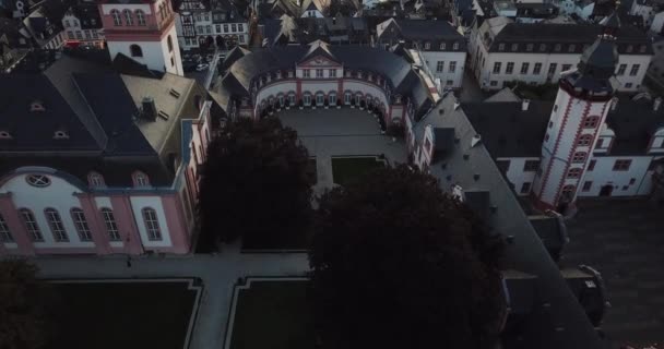 Stary niemiecki drewniany dom i okna. Nieruchomości monumentalne — Wideo stockowe