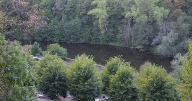 Yazın Almanya 'da Bow Nehri üzerinde uçan hava manzarası.