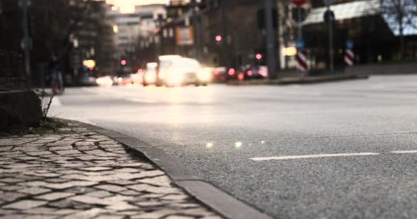 Вечір освітлює Франкфуртську міську бухту вуличними вулицями людей, які ходять по дошках. — стокове відео