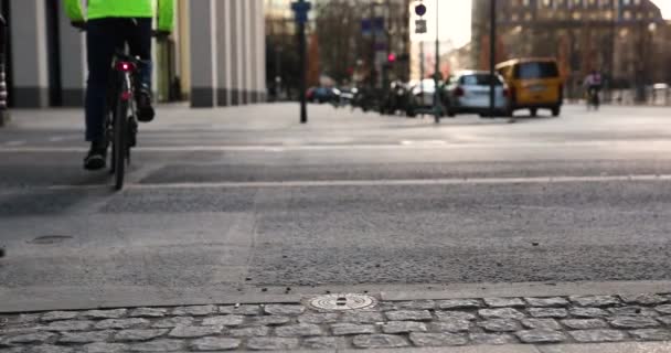 Βραδινό φως Φρανκφούρτη πόλη κόλπο κυκλοφορίας των ανθρώπων δρόμο με τα πόδια — Αρχείο Βίντεο