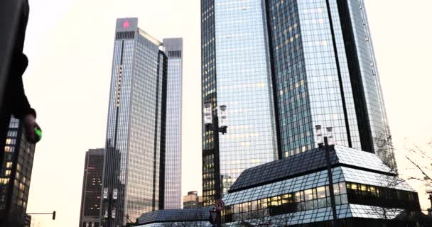 Večerní světlo Frankfurt City Bay dopravní ulice lidé chůze nohy — Stock video