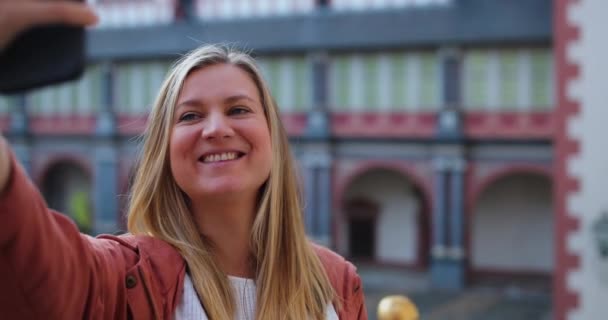 Jovem mulher fazer selfie e sorriso na velha cidade alemã — Vídeo de Stock