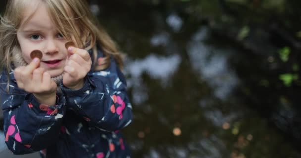 Kleine meisjesMuntjes in het water met reflecties — Stockvideo