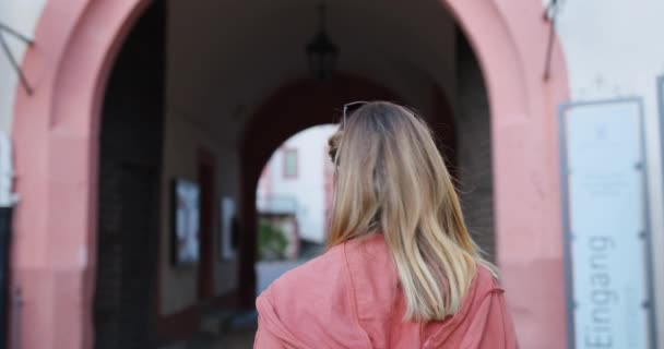 Jovem mulher fazer selfie e sorriso na velha cidade alemã — Vídeo de Stock