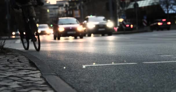 Soirée lumière Francfort ville baie circulation rue gens marcher pieds — Video