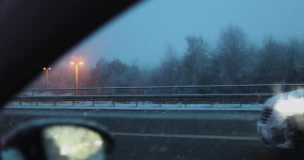 Vista panorámica de un camino con paisaje cubierto de nieve — Vídeos de Stock