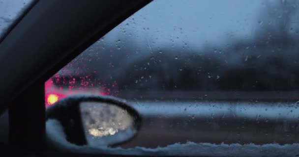 Vista panorámica de un camino con paisaje cubierto de nieve — Vídeo de stock