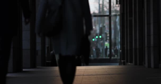 Business Man och kvinna gå in i tunnelbanan — Stockvideo