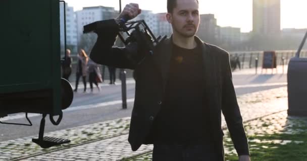 Película de cineasta con la cámara de mano al atardecer en una gran ciudad. Industrial — Vídeos de Stock