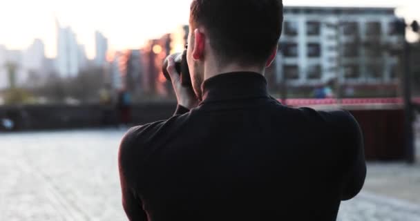 Mężczyzna fotograf robi zdjęcia przy użyciu lustrzanki lustrzanki. Zachód słońca Sky Line Frankfurt — Wideo stockowe