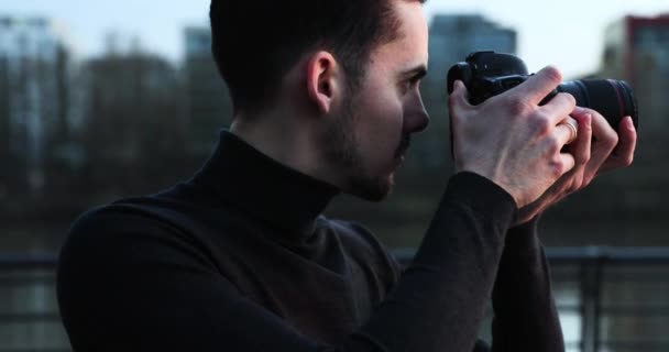 Männlicher Fotograf, der mit DSLR-Kamera fotografiert. Sonnenuntergang Sky Line Frankfurt — Stockvideo