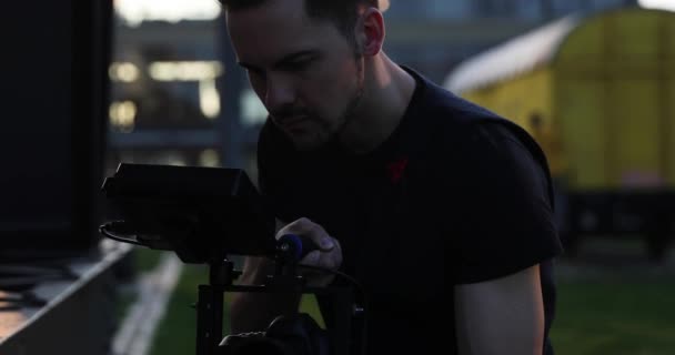 Película de cineasta con la cámara de mano al atardecer en una gran ciudad. Industrial — Vídeo de stock