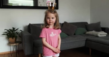 Bir prenses olarak doğum gününde küçük sarışın bir kız. Çocuk şaşırmış görünüyor. Tek boynuzlu at.